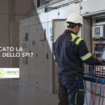 Tecnico durante la verifica SPI di un impianto fotovoltaico industriale